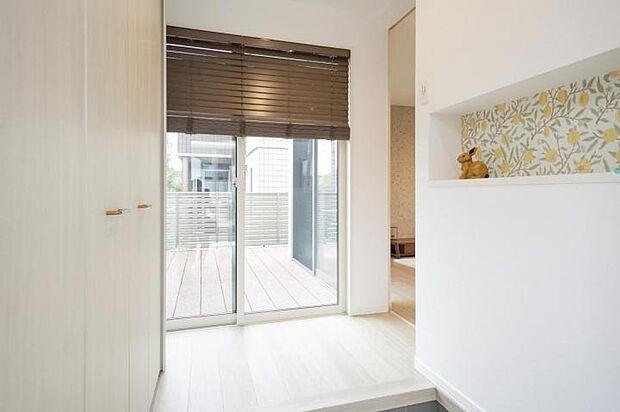 【玄関【4号地】(2025年7月撮影)】靴をたっぷり収納できる靴箱があるので、靴をたくさんお持ちのご家庭でも安心してお使いいただけます。正面に大きな開口があり明るい玄関です。