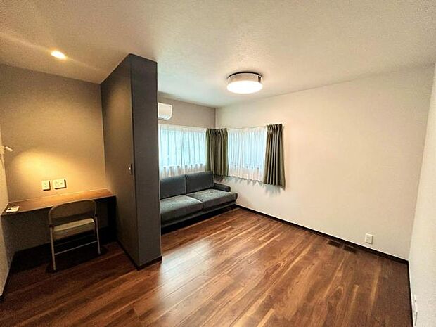 【主寝室【3号地】(2023年11月撮影)】カウンターを設けることで寝室がお仕事スペースにも