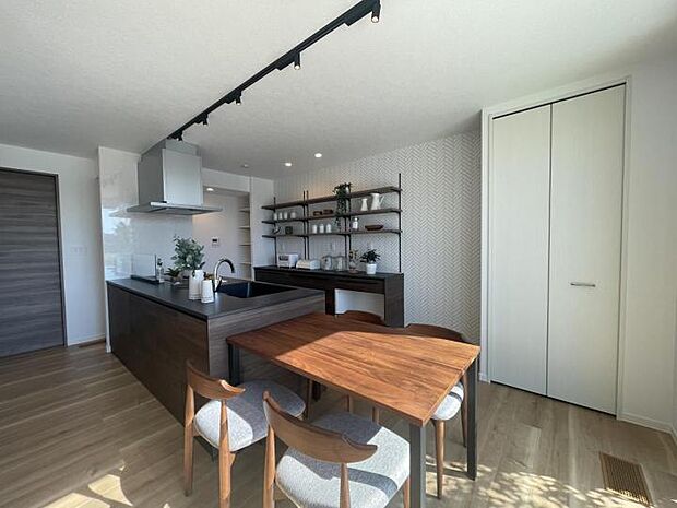 【ダイニングキッチン【21号地】(2024年11月撮影)】料理時間が快適なオープンキッチン、洗面室へのアクセスも良好