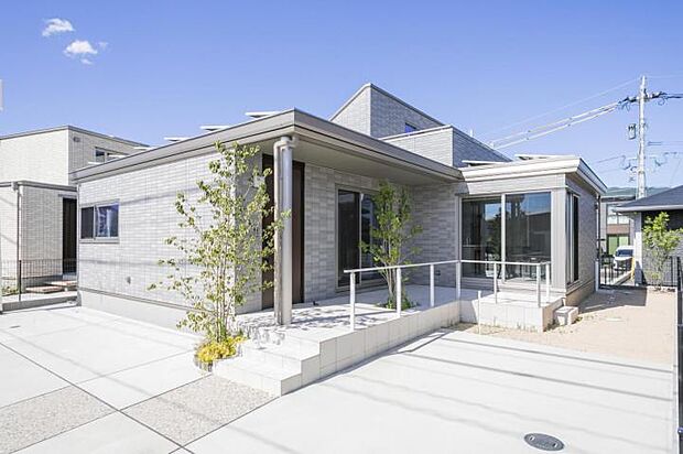 【外観【22-9号地】（2025年7月撮影）】長い間キレイな状態を保つ、グレーを基調とした磁器タイルです。