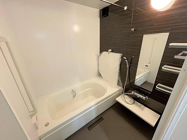 【浴室【9号地】(2024年1月撮影)】広々とした落ち着きのある浴槽