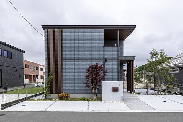 【外観【3号地】(2025年6月撮影)】重厚感のあるネイビーのタイル外壁