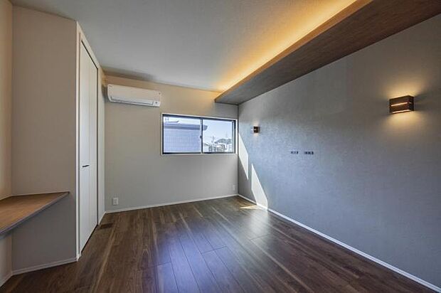 【主寝室【3号地】(2025年6月撮影)】大容量のWICとデスクスペース付き