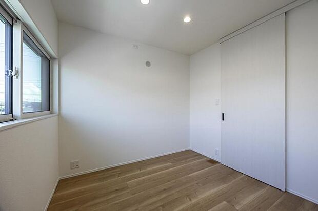 【洋室【3号地】(2025年6月撮影)】収納もしっかり、白を基調に明るい空間