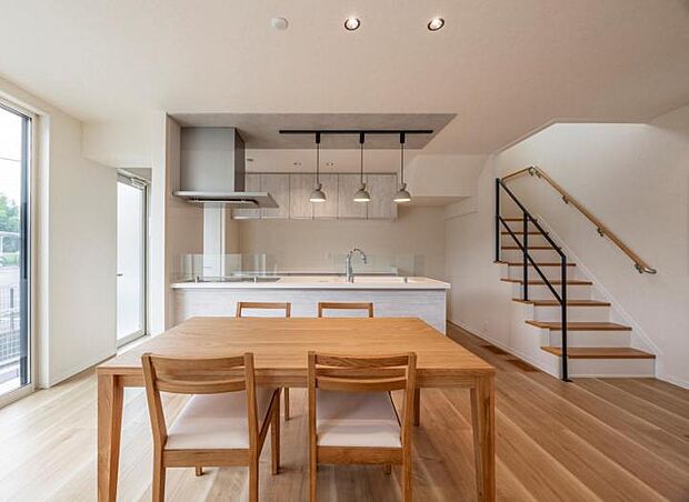 【ダイニングキッチン【27号地】（2024年8月撮影）】開放的で明るい食卓。壁面の収納力は充分で勝手口もあり家事ラクポイント。