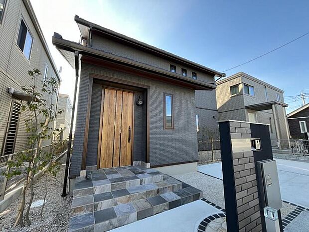 【外観【7-3号地】(2024年1月撮影)】高いメンテナンス性能のタイル外壁は、将来的な安心だけでなく、シックな色味で高級感を演出します。