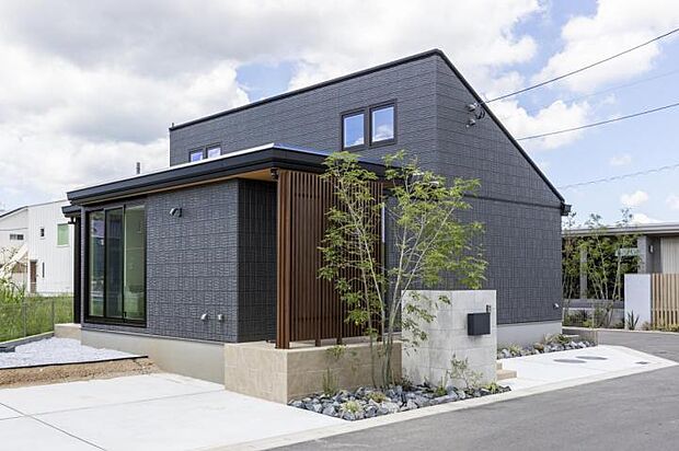 【外観【5号地】（2025年8月撮影）】重厚感のある黒の外壁とアクセントの格子で魅力たっぷりの平屋