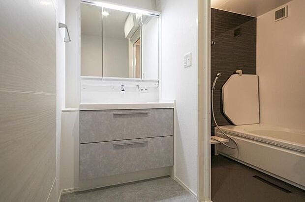 【洗面脱衣室【5-11号地】（2025年7月撮影）】広々とした洗面脱衣室