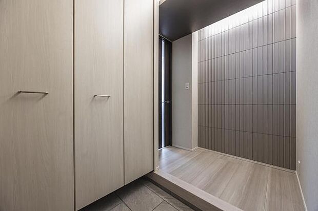 【玄関【8号地】（2025年6月撮影）】間接照明とタイルがすっきりとした印象の玄関。