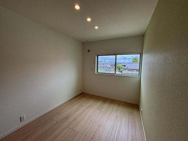 【洋室【1号地】(2025年7月撮影)】独立させた3室を設け、ライフスタイルの変化にも柔軟に対応します