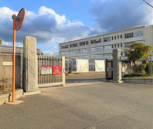 新宮町立新宮中学校(約1,850m)