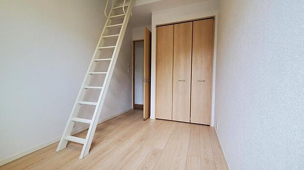 【洋室【5号地】（2026年9月撮影）】南側の採光のあるロフト付きの子ども部屋
