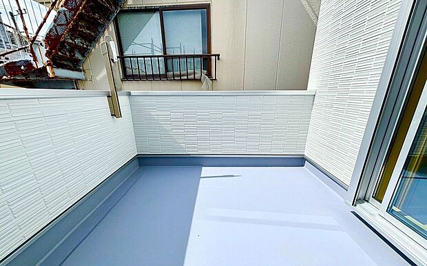 奥行きのある広々ルーフバルコニー。テーブルを置けるのでちょっとしたカフェタイムや小さなお子様用のプールなどはいかがですか。