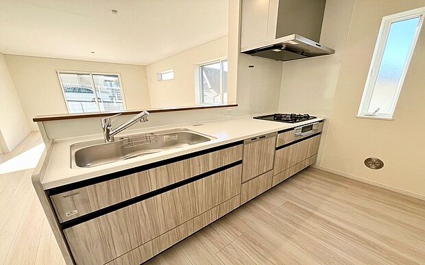 【キッチン】キッチンからはリビング全体が見渡せる間取。小さなお子様が遊ぶ様子を見守りながらのお料理や、ダイニングテーブルで学習するお子様にちょっとアドバイスもできる設計です。