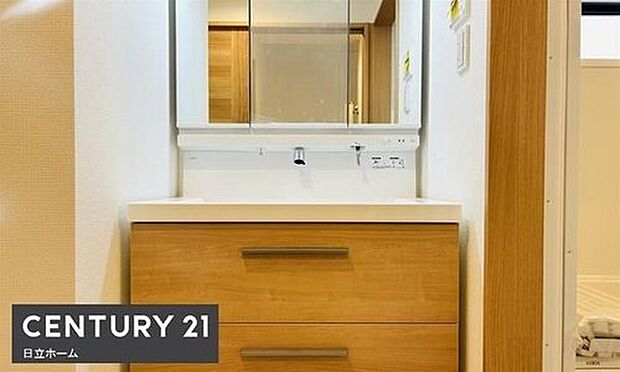 【洗面化粧台施工例】同工務店施工事例【洗面化粧台】両サイドにはタオル・メイク小物が並べられ、ドレッサー感覚で使えます。水栓まわりは一段低く、濡れても大丈夫な洗面小物が置けます。