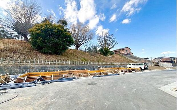 【現地写真】まわりに高い建物がなく、「空が広く」感じる立地です。陽当りも良く住環境良好。