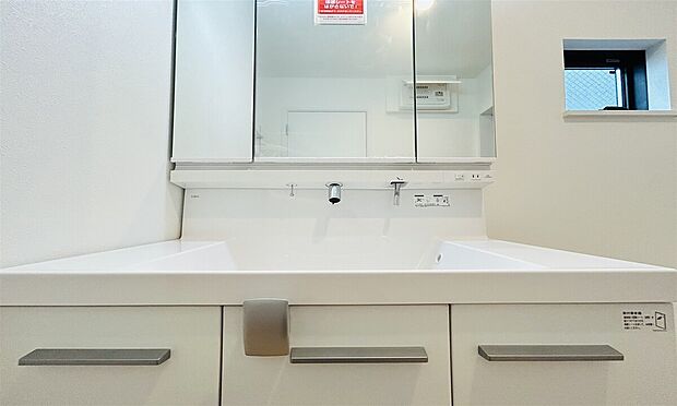 【◆モデルハウス(洗面化粧台画像)】◆モデルハウス(洗面化粧台画像)ワイドボウルで広々とした洗い場が水ハネを気にせず使えます。収納は開き戸と鏡の裏にたっぷり設けてあります。