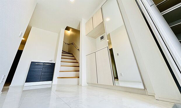 【大理石調の玄関ホール施工例】手洗い洗面台を設置した玄関ホールは大理石調で華やかな印象を彩ります。