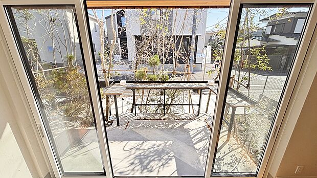 リビングからでれる場所に緑の天蓋の中の光の外テーブルでひと息つく。セミプライベート空間。
木漏れ日がそっと包み込むように、何気ない時間さえも、豊かに感じられる場所です。これはおすすめです。