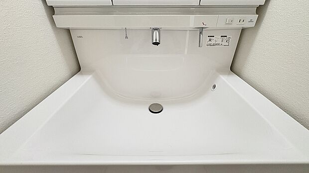 【洗面】カウンター一体型で継ぎ目がなく、お手入れしやすい洗面ボウルを採用しています。