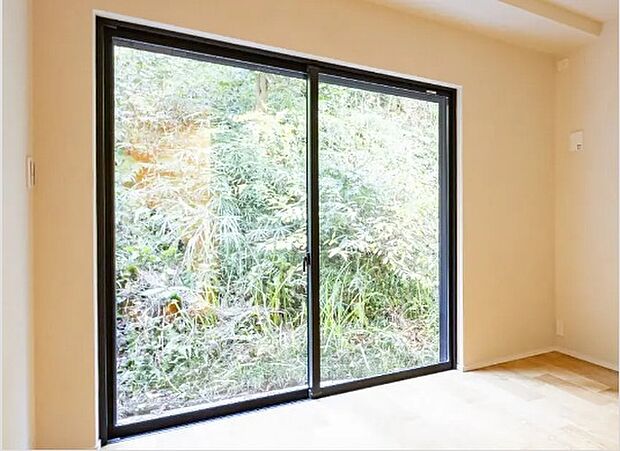 【サッシ】Low-E複層ガラス(全窓)金属膜をコーティングし、断熱性能と日射熱軽減性を兼ね備えた複層ガラスを採用しています。