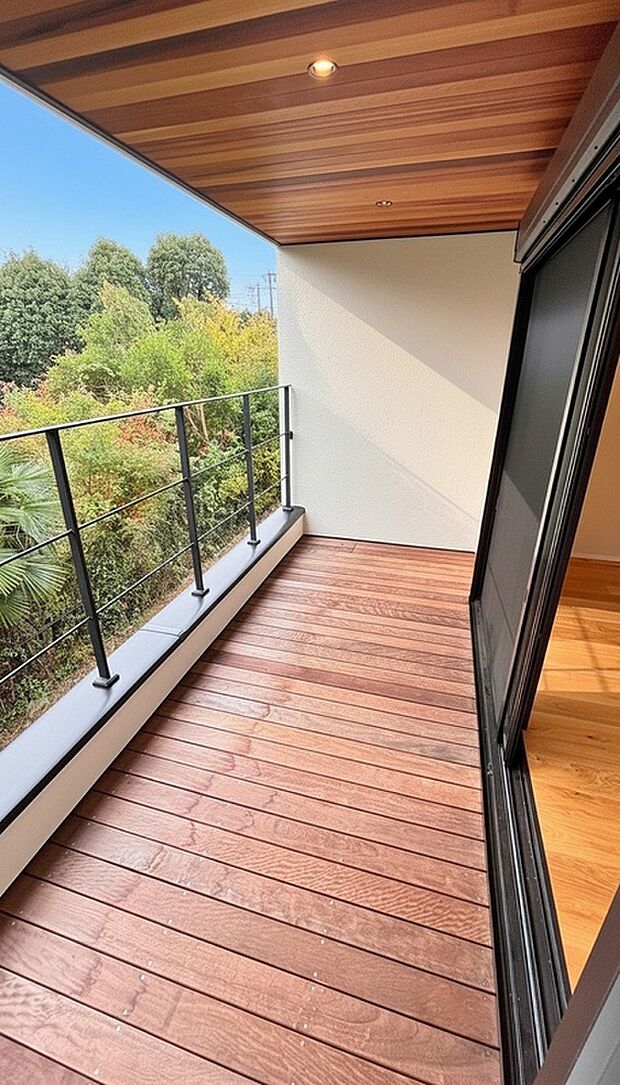 【バルコニーの板張り】バルコニーには両側に壁を設置し隣家の存在を感じなくするように配慮しております。注文住宅のような作りを楽しんでください。