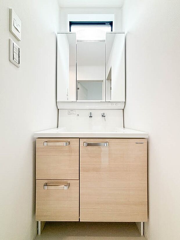 ご家族の1日が始まり、1日の終わりを締めくくる洗面空間。快適に過ごせることはもちろん、気品や優雅さを兼ね備えたパウダールームです。