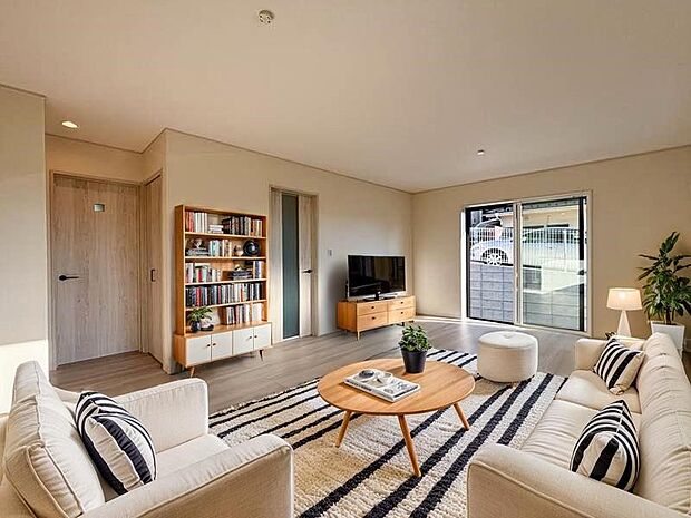 リビングで子供が走ってる姿を見ながら、大きなソファやダイニングテーブルでゆったり食事をしたりくつろぎたい。そんな夢が叶えられる空間です！