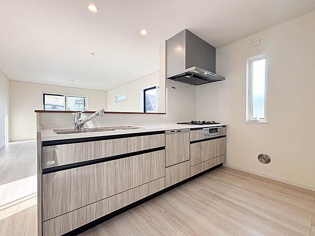 ご家族みんなで調理ができる位のスペースを実現したキッチン空間となっております。みんなで作った料理を召し上がりながらの会話は至福のひとときになるはずです。