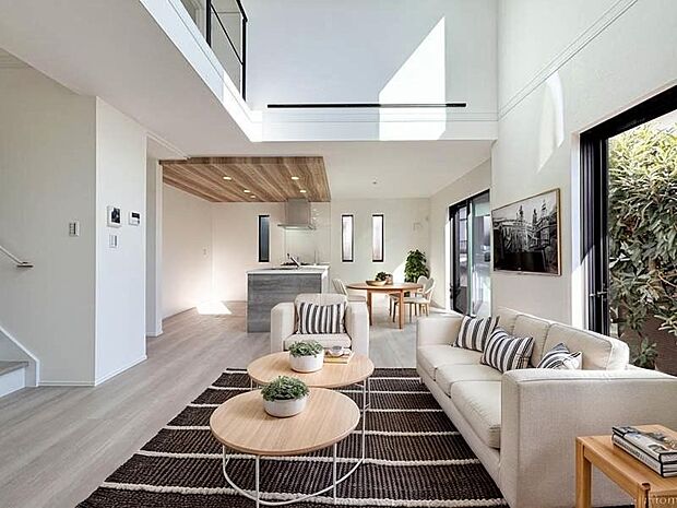 家族みんなが集まるリビング。やさしい色合いのフローリングと白いクロスの明るい空間はきっと家族の心も穏やかに癒してくれます。