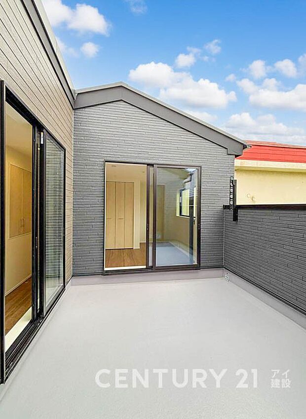 気持ちのいい空が見渡せる広いバルコニー。