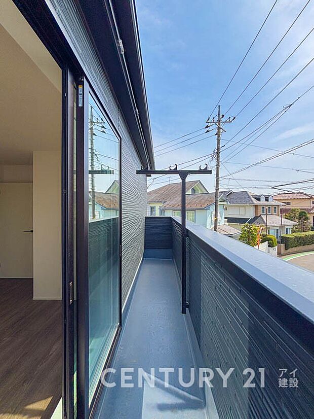 気持ちのいい空が見渡せる広いバルコニー。