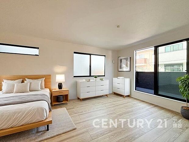  2面採光で光を集めるお部屋はゆっくりと落ち着く空間です。クローゼットもございますので、収納家具を新たに揃える準備も省け、なにより居住空間を広く使えるので快適です。  