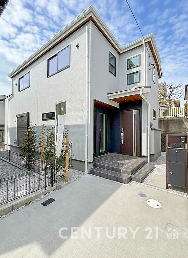 ふりそそぐ陽射しと開放的な空間形成。青空を背景に更なる美しさを醸す佇まい。