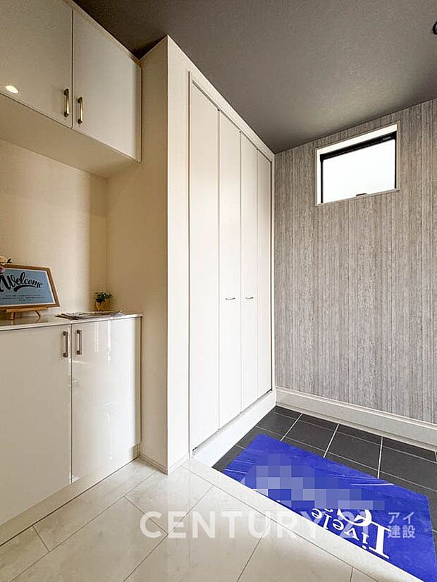 気品あるデザイン性を持つ玄関は、住む方の満足感を満たすクオリティ。帰宅するご家族や、訪れる方を気持ちよく迎える・安らぎに満ちた生活空間を予感させてくれます。