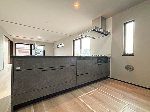 ~類似内装同仕様写真~ ※取引する建物とは、デザイン、色彩、開口部の位置、形状等が異なります。