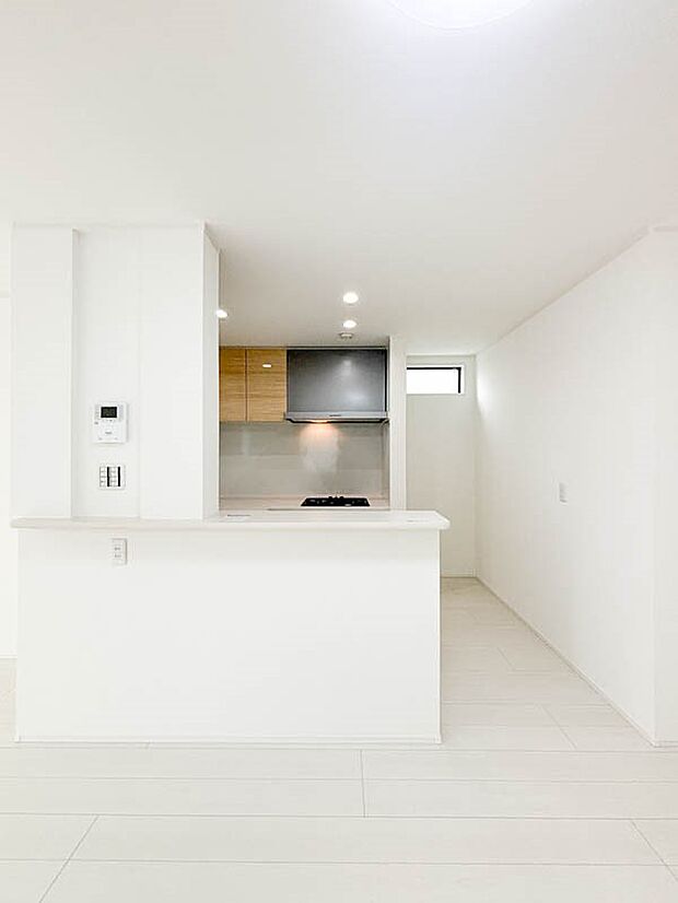 【キッチン】家事をしながらもリビングが見渡せる対面キッチンは、忙しい奥様に嬉しいカタチ。お料理もお子様や旦那様と会話をしながら楽しく作れそう。