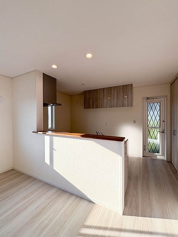 【キッチン】家事をしながらもリビングが見渡せる対面キッチンは、忙しい奥様に嬉しいカタチ。お料理もお子様や旦那様と会話をしながら楽しく作れそう。