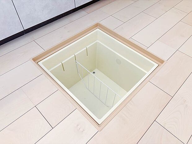 【床下収納庫】～床下収納庫～  床下空間を有効活用できる収納庫。日用品の保管庫としてオススメです。