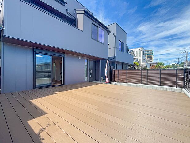 【庭】20帖オーバーのインパクトあるウッドデッキを設置。多目的に楽しめるプライベートな空間。