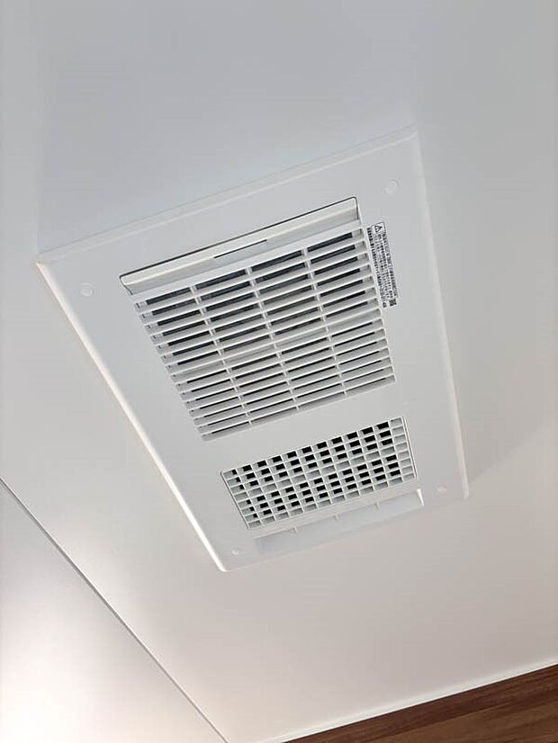 【浴室暖房乾燥機】~浴室暖房乾燥機~ 浴室をカラッと乾燥。衣類乾燥室としても活用できます。また、冬の時期はパワフルな力で浴室をすばやく暖めヒートショックを防ぎます。