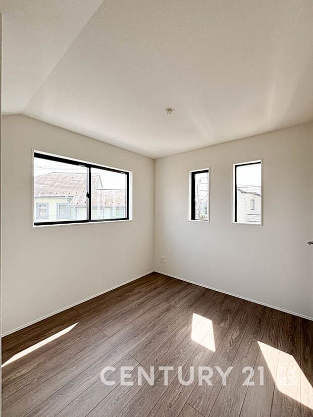 【リビング以外の居室】 2面採光で光を集めるお部屋はゆっくりと落ち着く空間です。クローゼットもございますので、収納家具を新たに揃える準備も省け、なにより居住空間を広く使えるので快適です。