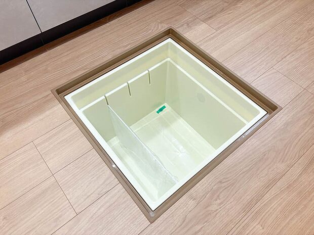 【床下収納庫】~床下収納庫~ 床下空間を有効活用できる収納庫。日用品の保管庫としてオススメです。