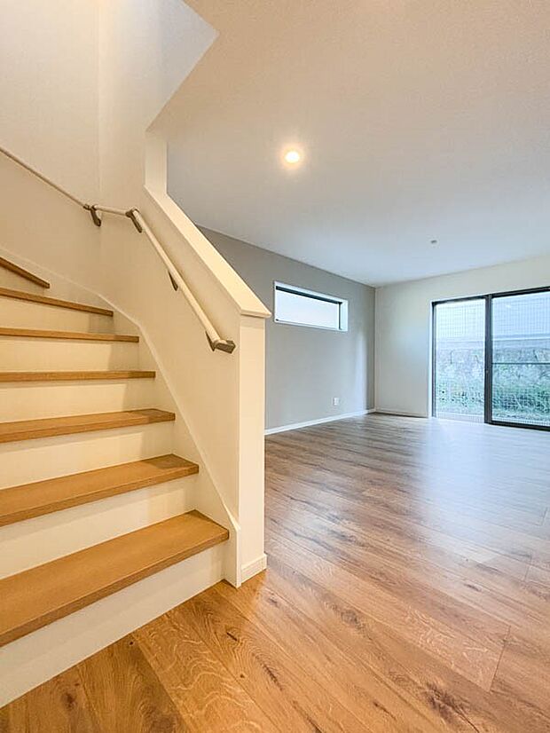 【リビング】優しい色合いのフローリングと建具。やわらかな日差しがくつろぎの空間を演出します。