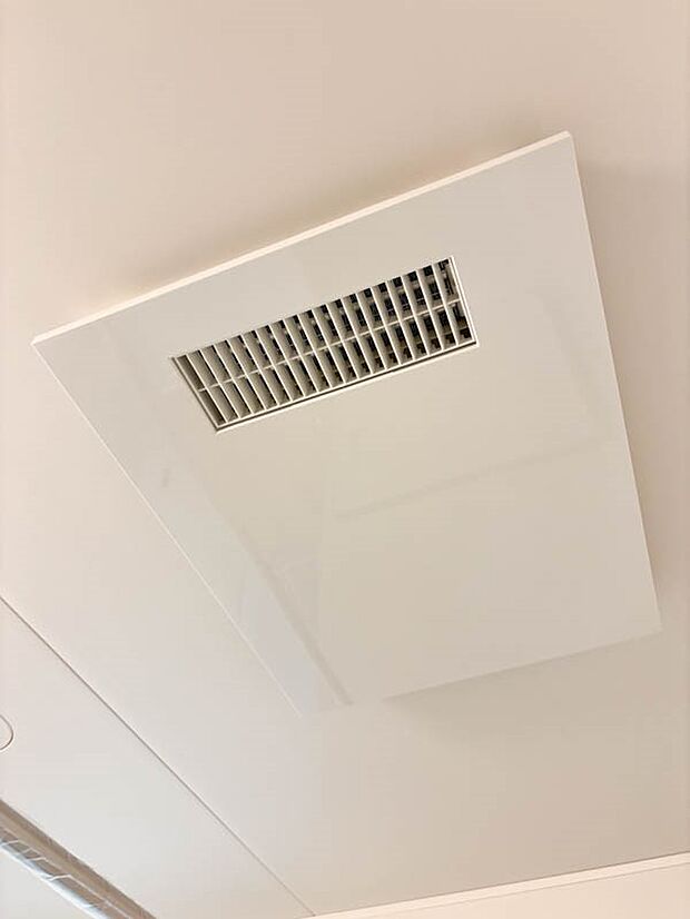 【浴室暖房乾燥機】～浴室暖房乾燥機～  浴室をカラッと乾燥。衣類乾燥室としても活用できます。また、冬の時期はパワフルな力で浴室をすばやく暖めヒートショックを防ぎます。