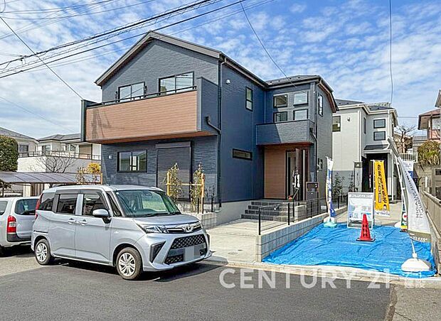 【現地外観写真】使いやすさもデザインも重視した理想の暮らしをかなえるお家。美しい外観やくつろぎの室内空間にふさわしい「素材」「形」「色彩」を考え、上質感に満ちたお家です。