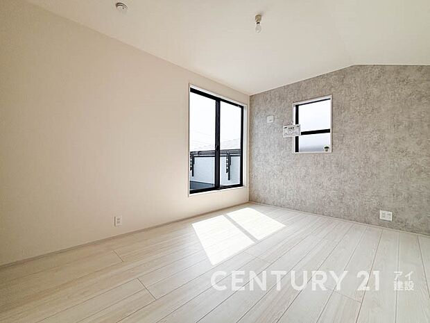 【リビング以外の居室】 2面採光で光を集めるお部屋はゆっくりと落ち着く空間です。クローゼットもございますので、収納家具を新たに揃える準備も省け、なにより居住空間を広く使えるので快適です。  