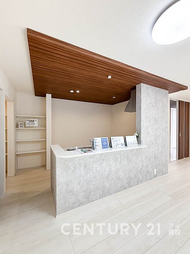 【キッチン】家事をしながらもリビングが見渡せる対面キッチンは、忙しい奥様に嬉しいカタチ。お料理もお子様や旦那様と会話をしながら楽しく作れそう。