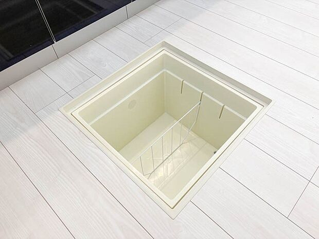 【床下収納庫】～床下収納庫～  床下空間を有効活用できる収納庫。日用品の保管庫としてオススメです。