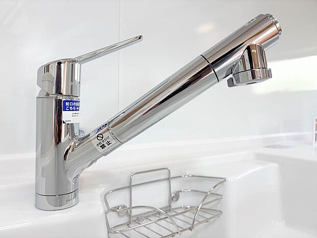 【浄水器一体型水栓】~浄水器一体型水栓~ 蛇口をひねるだけできれいな水を利用できるビルトインタイプ。据え置き型と異なりシンク上には水栓しかないので、雑多になりがちなシンクまわりをすっきり使えます。